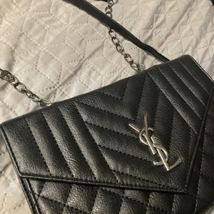 Väska - Säljer min väska eftersom jag intr använder väskor längre! Lägg gärna ett litet bud