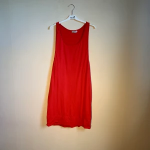 Linne - Rött linne sommar lite längre. 