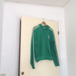  - sliten adidaströja i JÄTTEGRÖN! syns inte lika bra på bild, men det är grönare. liten maska på bröstet men kan nog fixas.