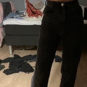 Asos straightleg jeans - Nu säljs dessa straightleg svarta jeans i strl 24/30 från ASOS, är 156cm lång. Frakt kan tillkomma beror på hur effektivt affären går:))
