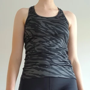 Träningslinne zebra - Träningslinne med ett mörkt zebra mönster från hm i storlek S. Säljer för 39kr exklusive frakt (44kr). Dock ingår alltid gratis frakt vid köp över 300kr. Skriv i dm vid intresse eller för frågor! 