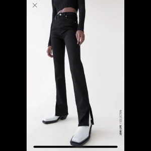 Svarta jeans med slits från zara - Säljer dessa jättesnygga jeansen från zara då dem tyvärr inte kommer till användning längre. Frakt tillkommer på 63 kr.🥰