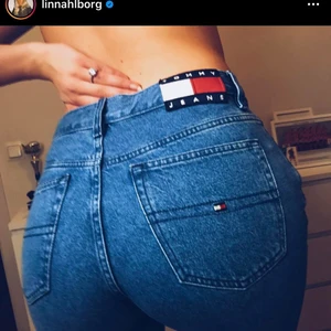 Tommy hilfiger Jeans - Säljer mina sååå fina Tommy hilfiger jeans men använder dom tyvärr inte längre. Har för mig att nypris låg mellan 1500-1800kr. Jag är 172cm lång. Pris kan diskuteras och köpare står för frakt🥰🦋