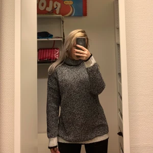 mysig stickad tröja! - Riktigt mysig tröja! Perfekt för kalla vinterdagar när man vill vara bekväm, men fortfarande se bra ut! Säljes endast då jag inte gillar känslan av polokragar