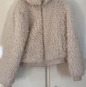 Fluffig bik bok jacka  - Hej säljer nu min fluffiga jacka pgr att ja inte använder den längre. Den är bara använd max 2gånger och är som ny. Den är väldigt varm. Passar även dom som har storlek M 