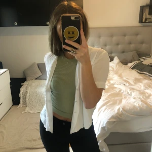 Vit skjorta - Vit kortärmad skjorta med knappar, stl XS