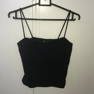 Svart linne - Ett svart linne i storlek S. 50kr+ frakt, den kostade 100kr när jag köpte den.