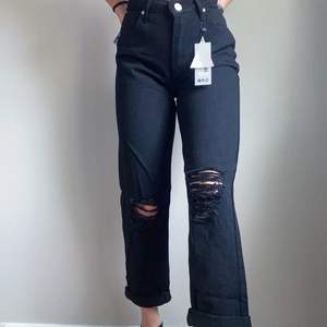 💛  Helt nya Jeans • Kort modell•  Säljer då jag råkade beställa dubbla 💛
