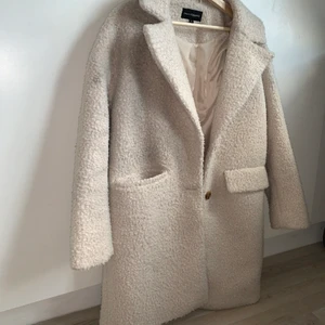 Kappa Kappahl storlek S men stor i storleken - Ljusbeige kappa mer åt det vita hållet enligt mig, använd cirka 5 gånger Storlek S 