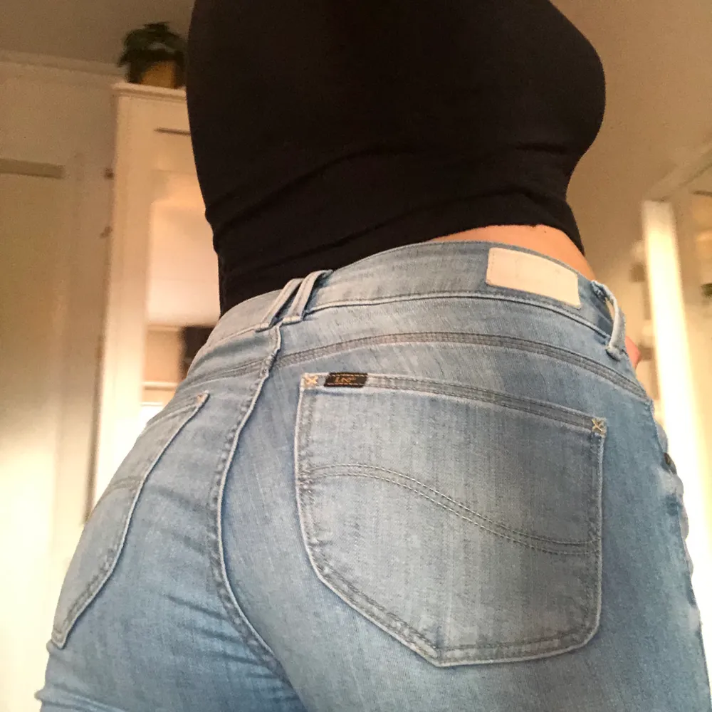 Så snygga jeans från lee, har själv klippt slits på dom nertill som gör att de får lite mer bootcut modell än tidigare, så stretchiga som gör att de formar kroppen fint. Pris går att diskuteras. Jeans & Byxor.