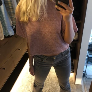 Stickad t-shirt - Lite kortare, luftig tröja💕