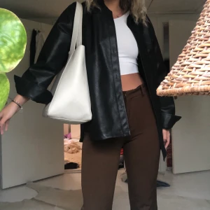 Bruna byxor från ZARA - Storlek 34/XS. Liten slits där nere