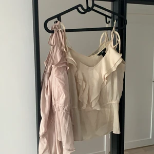 2 blusar  - Två söta blusar i färgerna babyrosa och krämvit du kan själv välja mått på banden genom att du gör en rosett