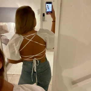 Topp med öppen rygg - Säljer min topp från Misslisbell X NAKD. Den har jättefin öppen rygg med band man kan knyta. Den är i storlek 36 men går att göra både mindre och större med hjälp av knytet i bak. Den har även lite spets tyg som är en jättefin detalj🥰 säljer den för 200kr 