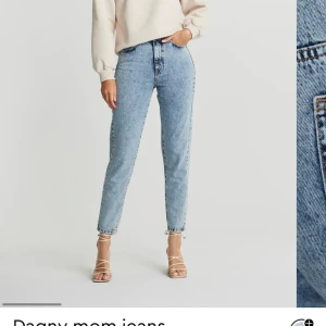 Supersköna Ginatricot Mom jeans - Jättefina Ginatricot mom jeans i stl 38 men passar även mig som är 36. Stentvättade ljusblå utan slitningar och knappt använda. Nypris 499kr