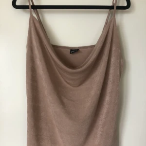 Topp från gina - Linne/topp från Gina, storlek M, endast provad. Pris:50kr