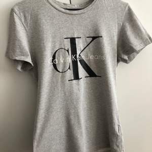 Vanlig Calvin Klein T-shirt i bra skick, inte använd mycket! Om den önskas skickad står du för frakten⭐️