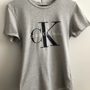 Calvin Klein T-shirt stl. S - Vanlig Calvin Klein T-shirt i bra skick, inte använd mycket! Om den önskas skickad står du för frakten⭐️