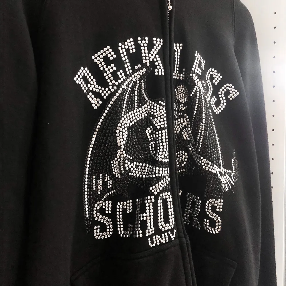Säljer nu min Reckless hoodie då den inte kommer till användning. Några paljetter har fallit av men inget som syns vid användning. Kan mötas upp i Stockholm. Bud från:1300kr budgivning sker i DM eller kommentarerna! . Hoodies.