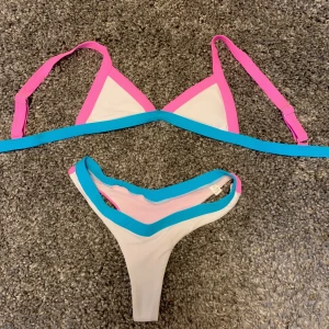 Bikini från Shein  - Snygg bikini från shein. Aldrig använd, lapp kvar! Storlek M i båda delarna men överdelen skulle jag säga mer är än S, A kupa. Original pris 162kr, jag säljer för 100kr för båda. Går att bara få överdelen eller underdelen om så önskas. Kan mötas upp i Stockholm/Sollentuna eller skickas mot fraktkostnad.