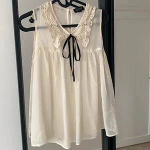 Blus  - Söt blus som aldrig används som nu Behöver ett nytt hem 