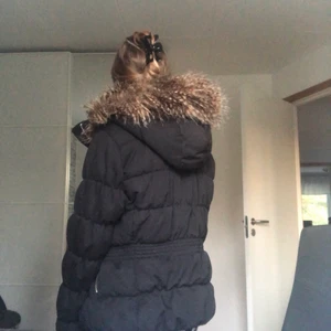  vinterjacka från HM - Svart fluffig vinterjacka med fuskpäls från HM❄️ || Den är figursydd och framhäver midjan fint || På mig som brukar ha storlek 34 är den oversized || Obs frakt tillkommer 