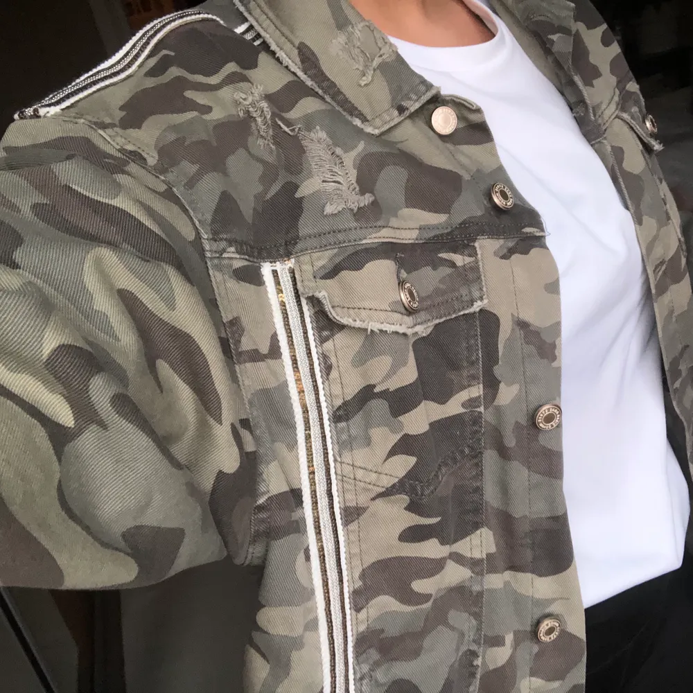 Snygg jacka i camoflagemönster med snygga detaljer från Zara. Storlek XS men den är oversized. Frakten är inkluderad i priset. . Jackor.