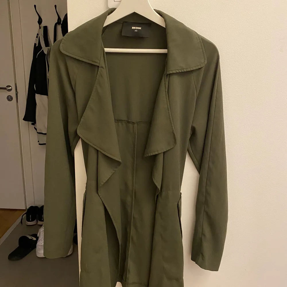 Militärgrön kappa ifrån bikbok köpt förra året. Den är använd endast 2 gånger och kommer tyvärr inte till användning längre. Storlek 34/xs passar även 36/s. 💚. Jackor.