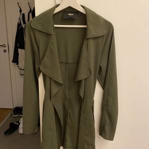 Militärgrön kappa ifrån bikbok köpt förra året. Den är använd endast 2 gånger och kommer tyvärr inte till användning längre. Storlek 34/xs passar även 36/s. 💚