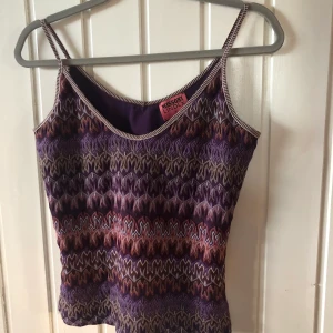 Svin fint linne - Säljer du detta extremt fina och coola linne! Säljer linnet då det är för litet för mig. Linnet är i topp skick! Hör av er vid intresse❤️