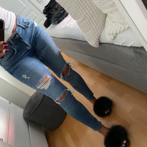 Jeans med slitningar - Jeans från ginatricot i strl 28 (jag brukar mestadels ha 26 i stretch jeans och dessa passar mig). Köparen står för frakt 💙