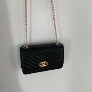 Väska  - Säljer en jättefin väska som tyvärr inte kommer till användning längre💕inga skador!Säljer den för 70kr kan mötas i Helsingborg ✨frakt tillkommer 