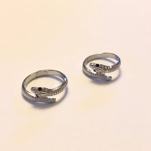 Ormringar - Säljer dessa två ormringar i silver, den första är 19mm och den andra är 18mm. Skulle säga att båda är en M/L eller S/M. 100kr/st. Köparen står för frakten varav är 11kr, kan mötas i Stockholm om det behövs. !!smyckena saneras innan!!                                                                        ‼️17mm är såld‼️