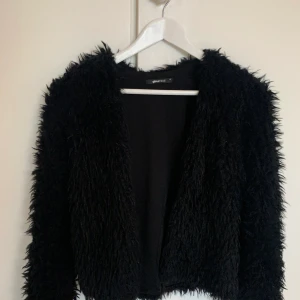 Jacka/kofta Ginatricot - Säljer denna snygga svarta jacka/kofta från ginatricot strl xs. Knappt använd så den är i väldigt fint skick!! Pris + frakt.