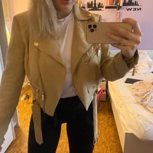Mockajacka - Säljer denna snygga mockajacka från ivyrevel för 120 kr. Storlek M🙃