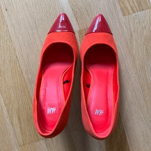 Röda pumps i stl 39 - Säljer ett par röda pumps i stl 39 med en klack på 10 cm. De är använda ca 3-4 ggr. Nypris 199:-, nu säljer jag dem för 50:-.