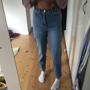 Blåa jeans - Fina blåa jeans från Gina tricot som tyvärr inte kommer till användning längre. Använda ett antal gånger men är fortfarande i jättefint skick💕💕
