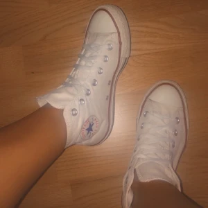 Vita Converse  - Klassiska vita converse. Använt skick men fräscha. Frakt inkluderad i priset. 