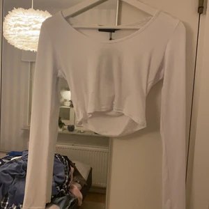 Helt nu croppad tröja - Oanvänd med lapp kvar, croppad, säljer då jag har många liknande o denna ej kommit t användning 