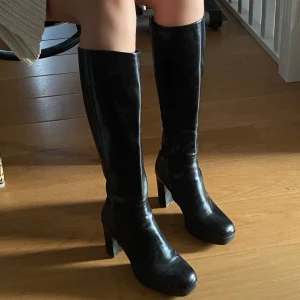 Billi Bi stövlar äkta läder - Använda men skinnet är snyggare nu än jag jag köpte dom. Klacken är aningens sliten men fortfarande i bra skick. Kostade 3495kr vid inköp. Strl 38. Kan gå ned i pris vid snabb och smidig affär💕