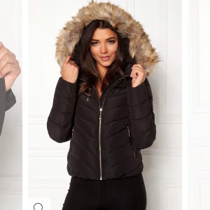 Hollies jacka strlk 34 - Säljer min holliesjacka som är som ny. De är köpt för ca 3 år sen men är extremt lite använd. Jackan är svart dunjacka med guldiga detaljer och äkta päls på luvan. (Ordinarie pris är 4000kr nypris 1000kr) 