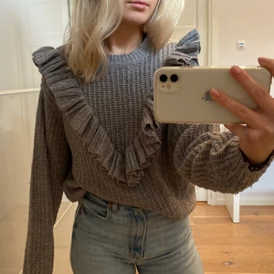 Stickad tröja - Stickad tröja med volang, storlek 146-152, men passar mig som brukar ha xs-s🤍🖤 150kr + frakt