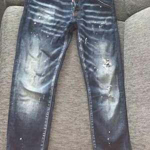 Dsquared2 jeans äkta  - Haft i 6 månader, inga fel på den. Storlek 48 men går att töja den lite grann vid vilja.