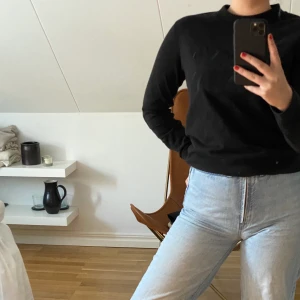 Sweater Cheap Monday - Så härlig sweater, basic men ändå lite ballare🤩 den är i xs och jag säljer den för jag har för många liknande helt enkelt!🤍🤍 köpare står för frakt