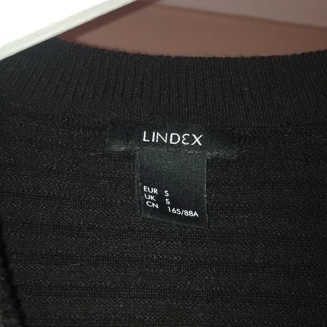 En långärmad tröja svart med svarta ränder - 91