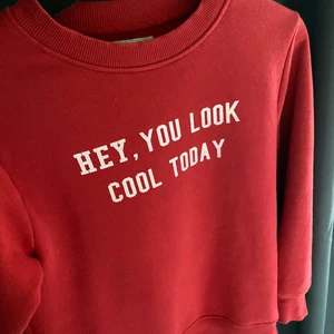 Sweatshirt  - En tröja med citat på, den är från Zara barn kille avdelning!! Storlek 146-150💜 men är som en XS! Den som köptes betalar frakt