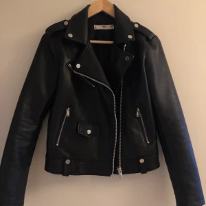 Skinnjacka strl M - Sjukt snygg och trendig skinnjacka som jag köpte här på plick, men den satt tyvärr inte som jag ville! Så synd för tycker verkligen den är så snygg :( köpte för 350, så säljer för samma! Budgivning vid flera intresserade 💗 väldigt fint skick! Skulle säga att den passar xs-s! 