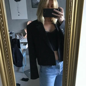 Cropped kavaj - Cropped kavaj från other stories, aldrig använd, storlek 42 men oversized på mig som har S/M