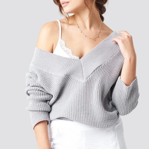 Stickad grå tröja NA-KD - Super mysig stickad tröja från Nakd. Storlek M men stor i storleken så skulle även passa på en L. Från Pamelas kollektion med NA-KD. Fint skick! 