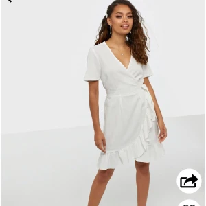 Vero Moda klänning - Säljer en söt vit klänning från Vero Moda endast använd två gånger, nypris 350kr. Storlek 38 